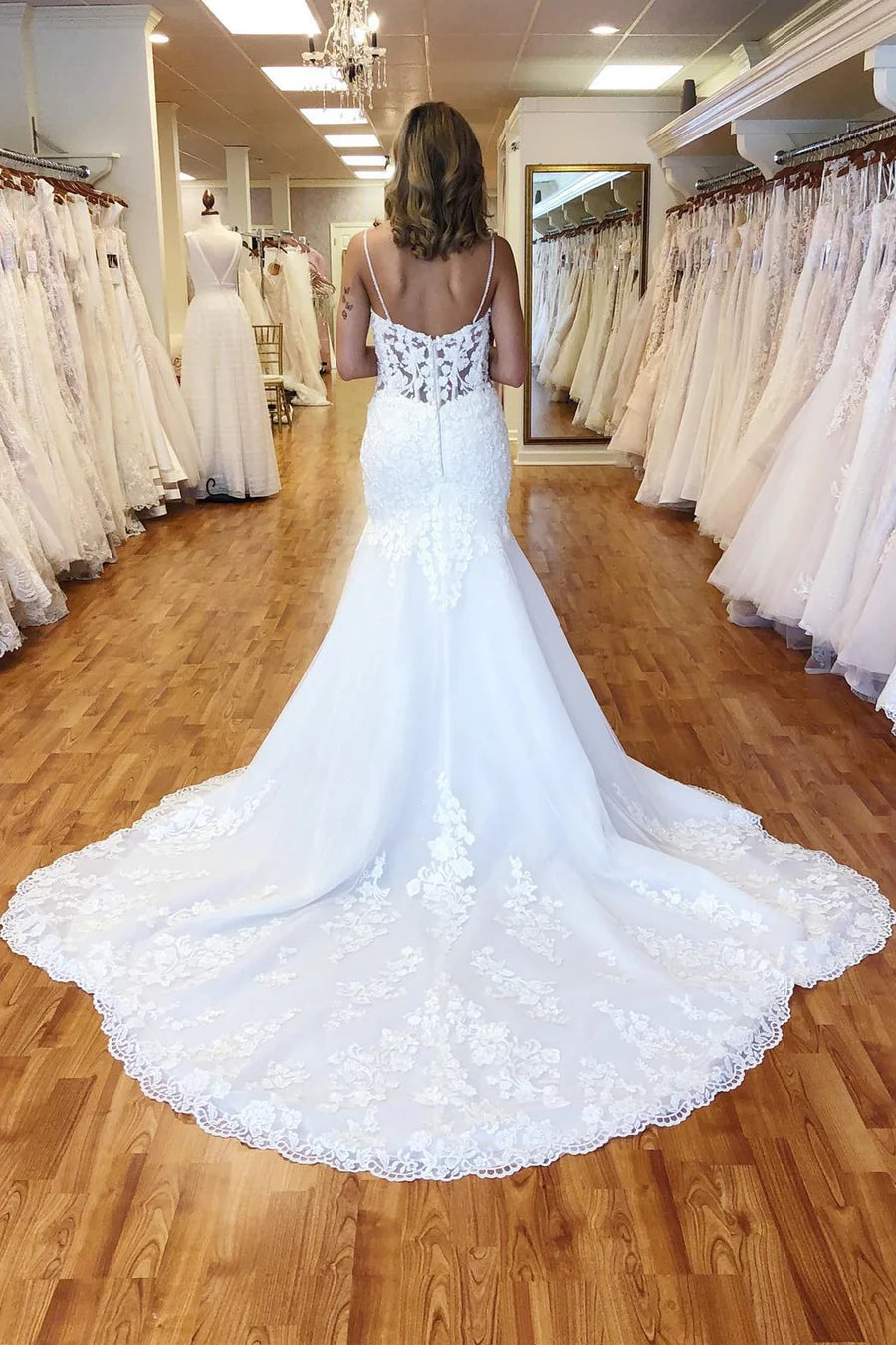 Vestido de novia largo de sirena con tirantes de encaje y cola